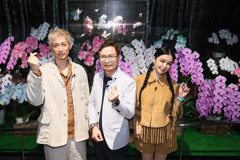 黃志芳會長(中)帶領兩位好友徐若瑄(右)、藤岡靛(左)一同參觀TECH WORLD館的蘭花小徑。(TECH WORLD館提供)