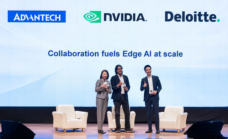 圖一、(右起)Deloitte Tohmatsu Consulting LLC亞太區智慧工廠業務負責人（Asia Pacific Smart Factory Business Lead）John Yasunori Yamamoto（山本恭範）、NVIDIA 機器人與邊緣 AI 副總裁 Deepu Talla、研華智能系統事業群總經理蔡淑妍