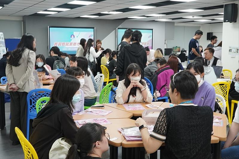 圖／國際人文社會暨智慧商務學院連續第三年舉辦「實習暨就業徵才博覽會」，打造學生與產業無縫接軌的平台。