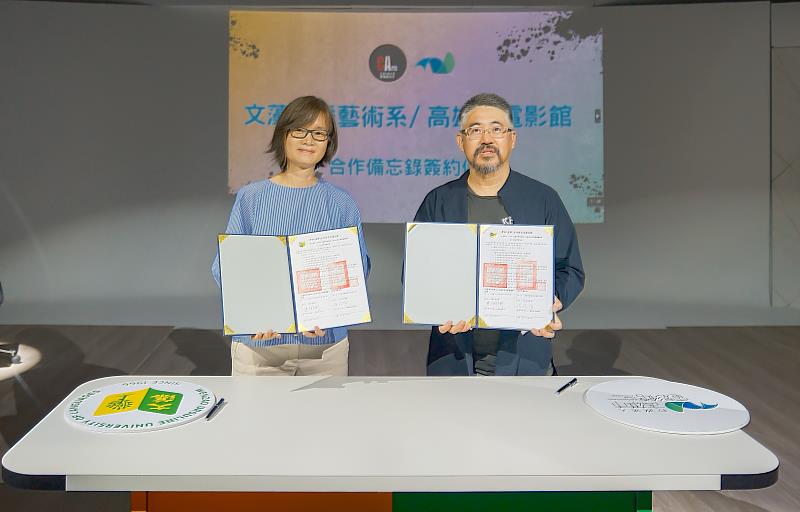 文藻外語大學傳播藝術系攜手高雄市電影館，締約共育影視專業人才，連俐俐主任(左)及黃皓傑代理館長(右)於締約後合影。