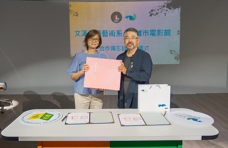 雙方互贈紀念品