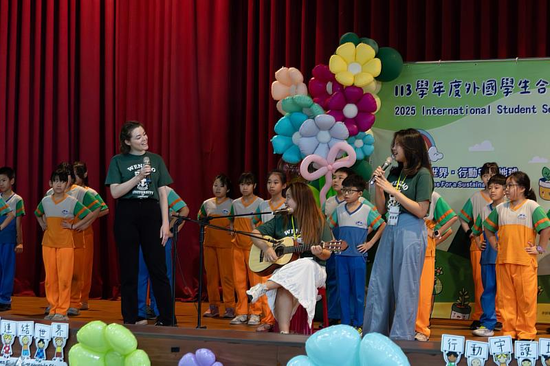 113學年度外國學生合作交流計畫成果展，由文藻外大外籍生Adelynn(中)吉他演奏，搭配加拿大籍學生Jessica和印尼籍學生Maureen優美歌聲，與港和國小學生一同演出 。