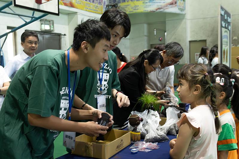 港和國小學生熱情參與草頭娃娃攤位