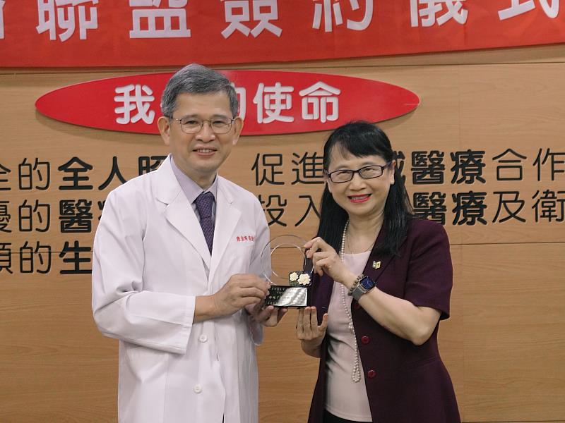 雙方互贈紀念品