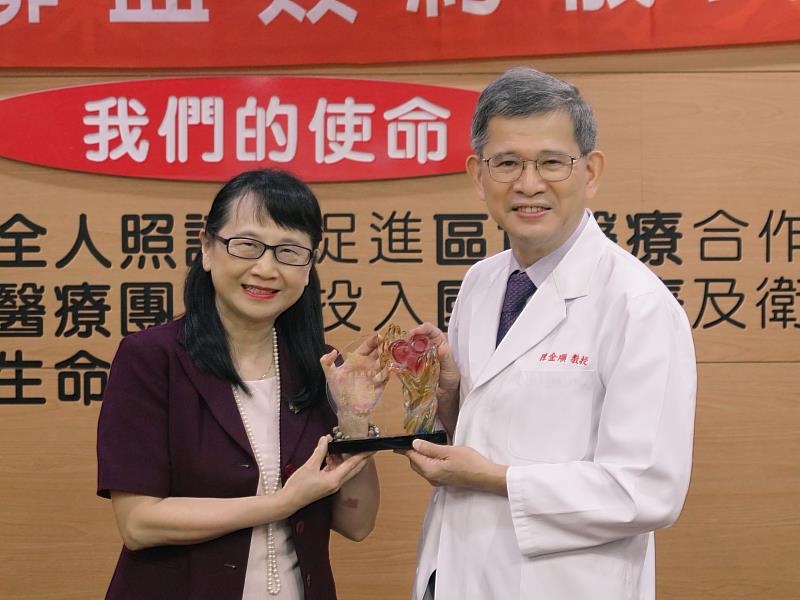 雙方互贈紀念品
