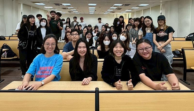 OPPO墨西哥人資長謝佳如經理表示將在文藻校園徵才博覽會中提供面試機會，吸引西文系多名畢業生踴躍投遞履歷、現場爭取職位。