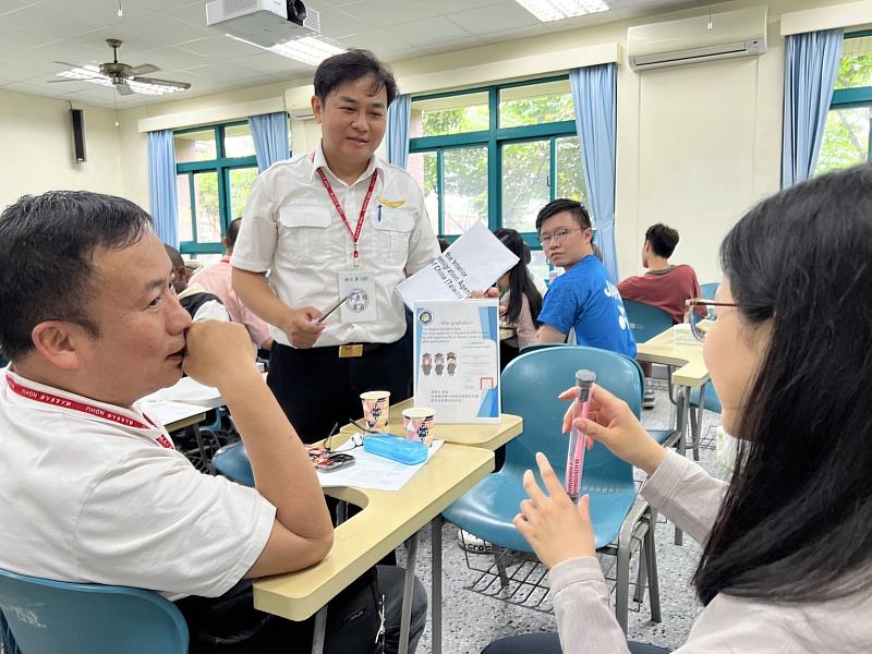 李彥詰專員與學生講解居留證相關規定。
