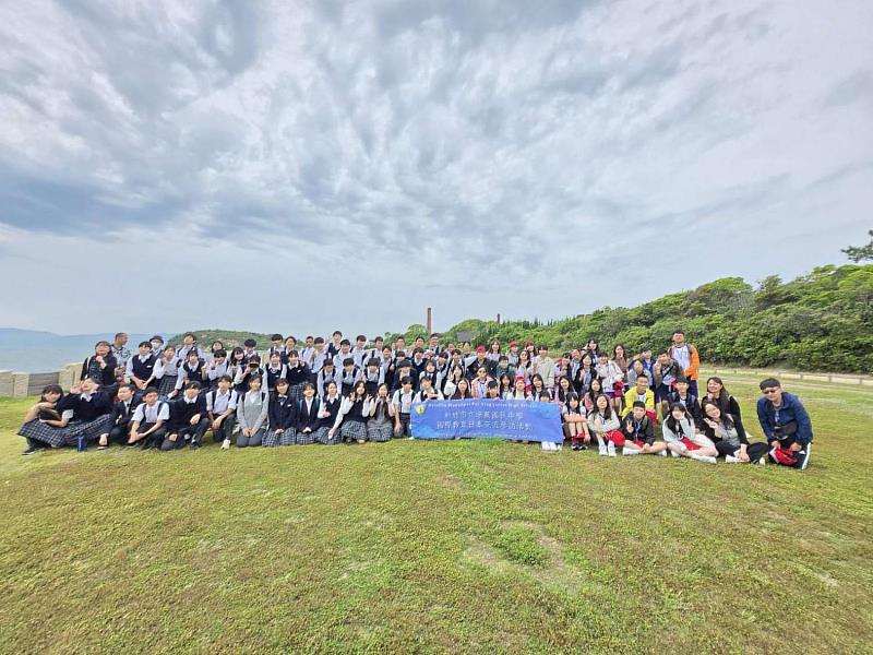 與日本姊妹校同學一起搭船走訪犬島，進行英語闖關、自然探索與歷史踏查。
