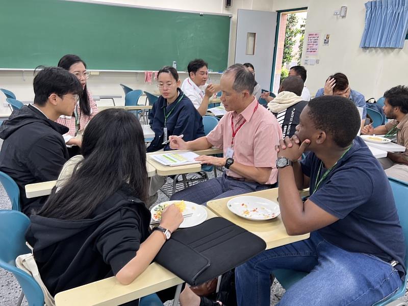 張德勝主任秘書與學生探討性別議題。
