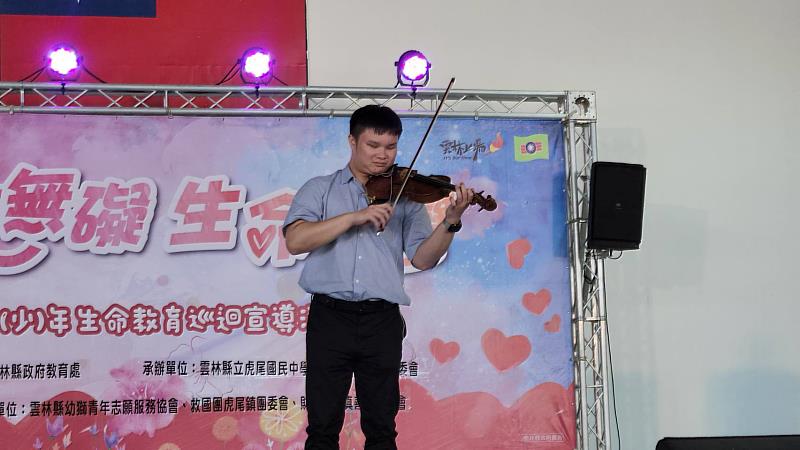 小提琴家夏官鼎演出