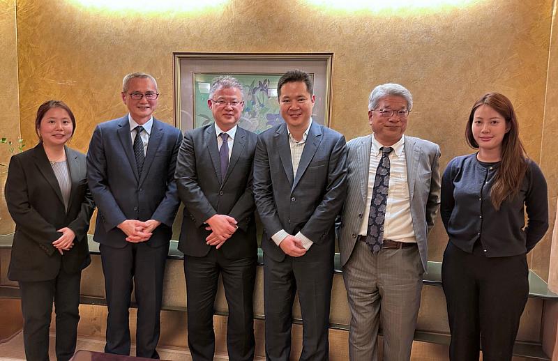 左起 光盾資訊 協理 葉怡芬、中國信託銀行 CISO 吳佑文、瑞穗金融集團 CISO 寺井 理 、光盾資訊 董事長 江格、光盾資訊日本子公司 代表取締役 青木登