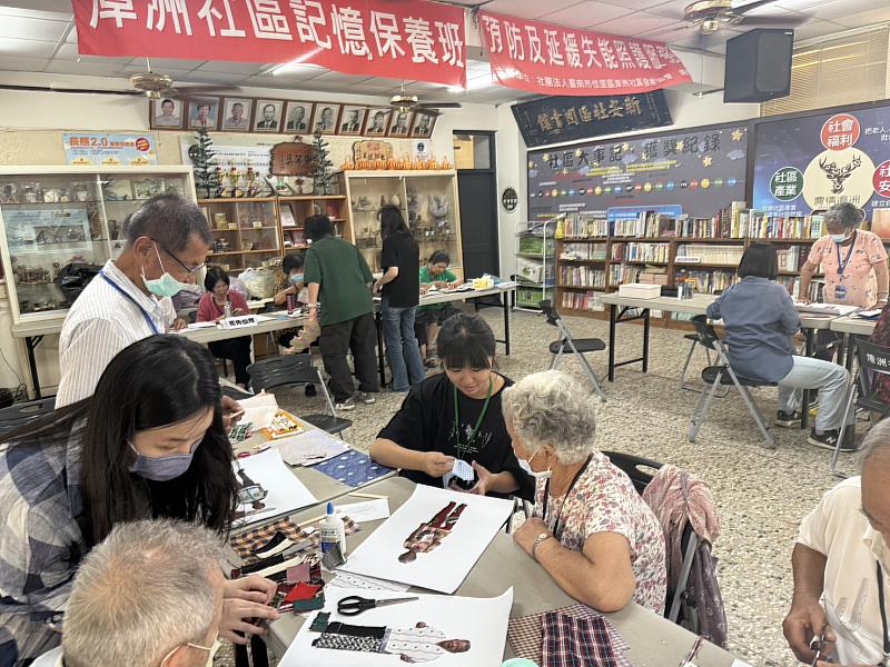 學生協助長輩創作拼貼畫