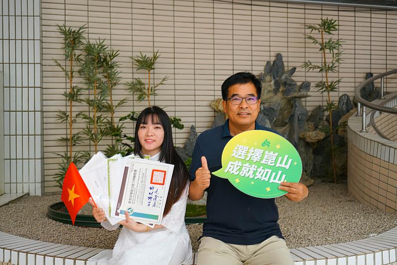潘氏美玲(左)與資管系羅仕堂老師(右)合影