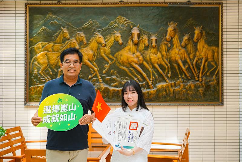 潘氏美玲(右)與資管系羅仕堂老師(左)建立深厚師生情誼