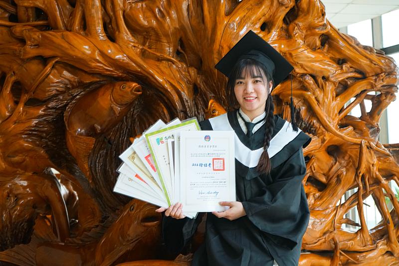 潘氏美玲考取多張專業證照，充實學術與實務能力