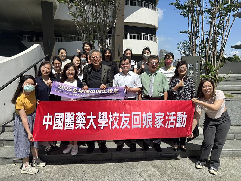 張盛銘醫師重返母校受到師生熱情的接待歡迎。
