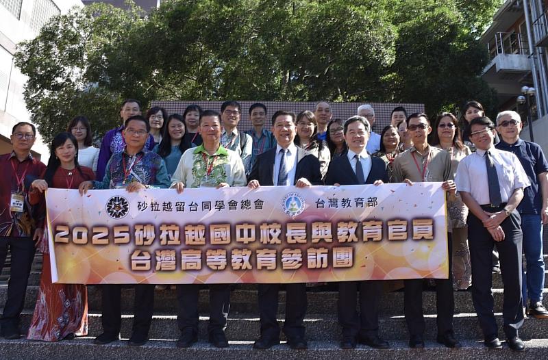 圖一、東吳大學大學師長與砂拉越教育參訪團合影。