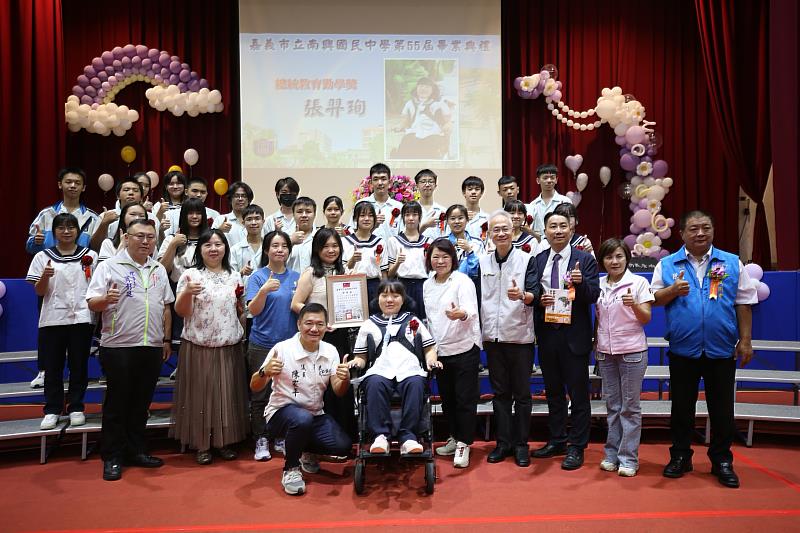 南興國中張羿珣同學與市長合照