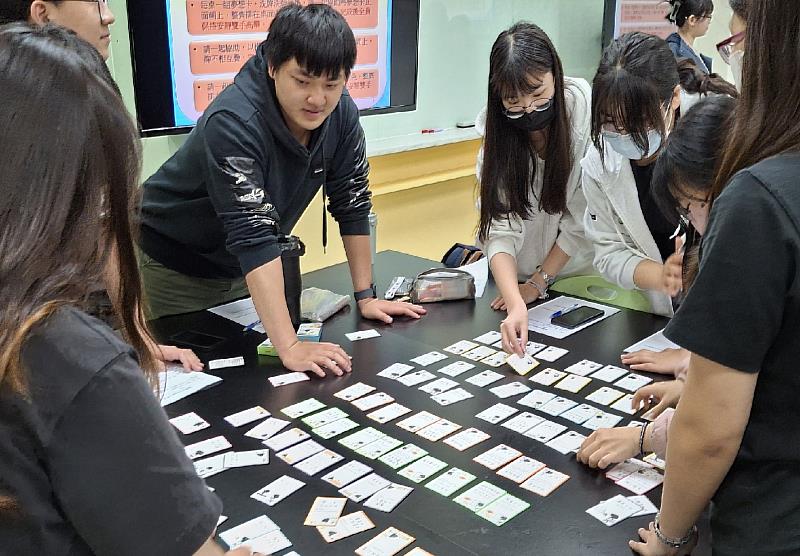 亞大護理系職涯導師洪慧容，規畫團體職涯輔導課程，運用職涯相關牌卡，引領學生興趣探索及思考個人職涯方向。