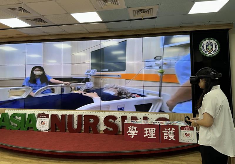 亞大護理學院辦理護理職涯VR教案製作工作坊，師生協作完成5部VR教材。