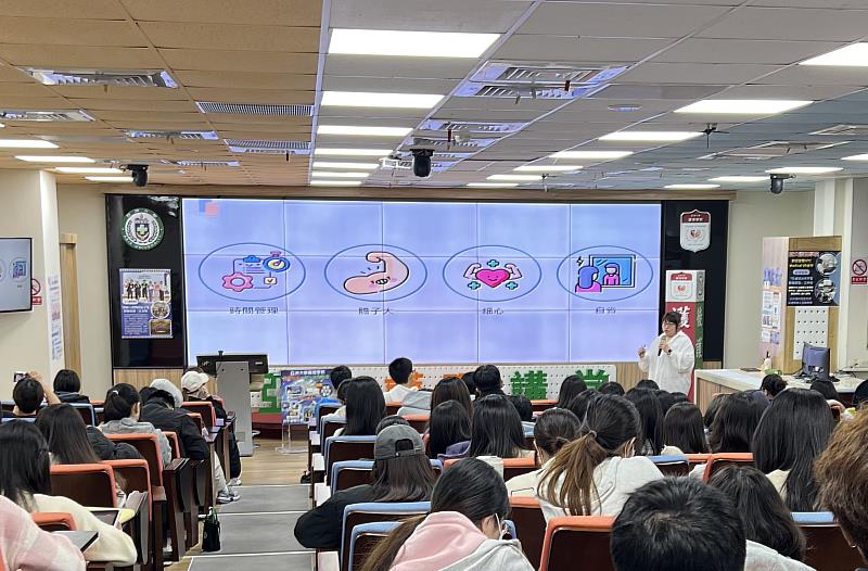 亞大護理學院職涯演講,邀請加護病房護理長介紹急重症單位護理工作特性及所需特質。