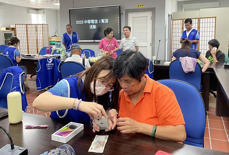 中華電信馬祖地區同仁透過實用App教學與一對一操作輔導，協助視障學員學習如何運用智慧型手機。（圖／淡江大學提供）