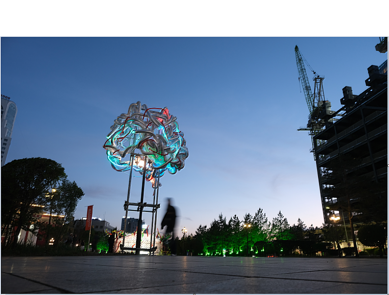 座落於蒙古烏蘭巴托市澤登巴爾廣場的《Flux no.3》作品，在日落時間展現出獨特魅力與周遭環境相互輝映。
