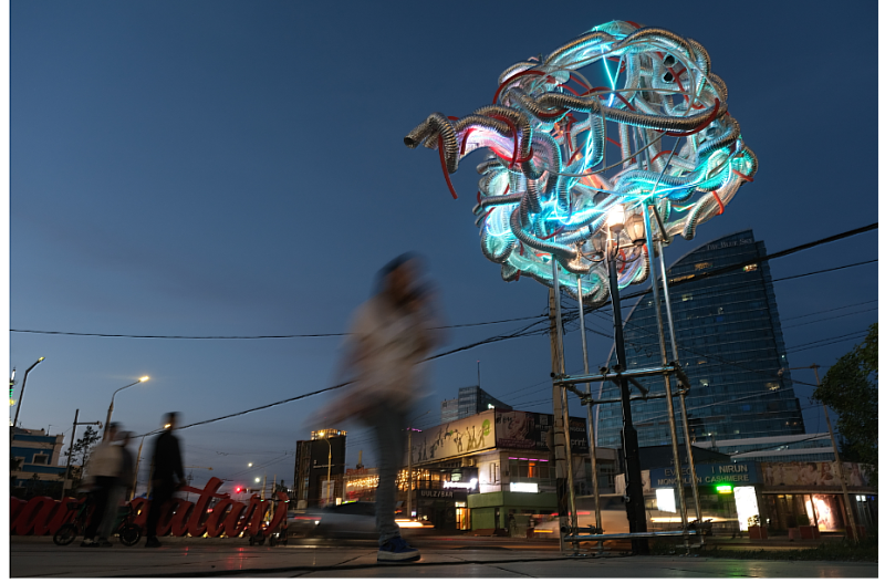 座落於蒙古烏蘭巴托市澤登巴爾廣場的《Flux no.3》作品，在日落時間展現出獨特魅力與周遭環境相互輝映。