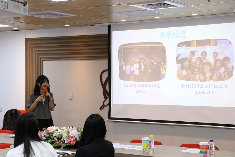 世新全媒體學程學生陳子妤分享兼顧學業、工作與志工的經歷。（世新大學提供）