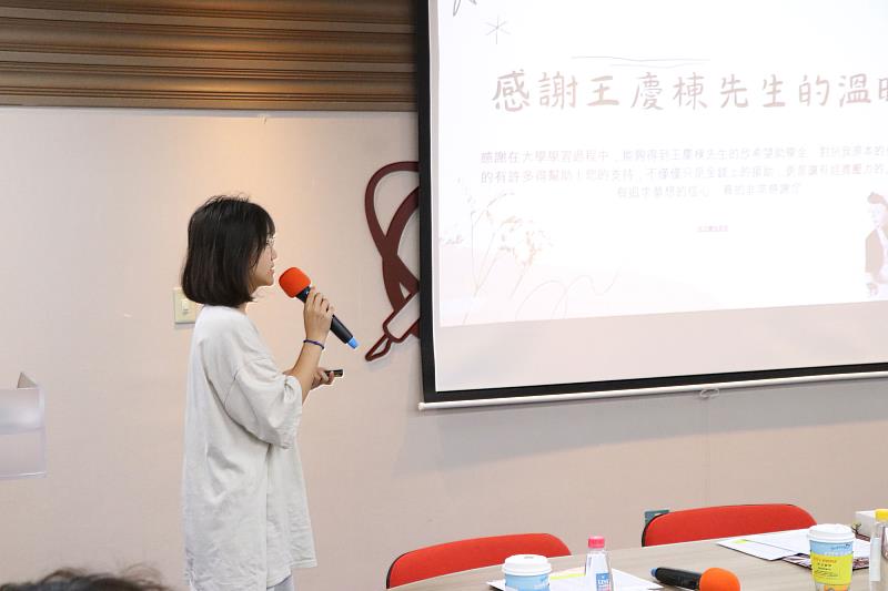 世新口傳系學生張沛㚬指出欣希望助學金讓她有更多時間準備證照考試。（世新大學提供）