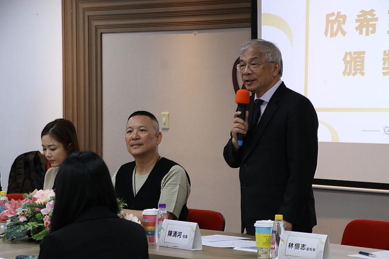 世新大學校長陳清河（右）感謝欣希望基金會創辦人王慶棟（左二）幫助學子的善舉。（世新大學提供）