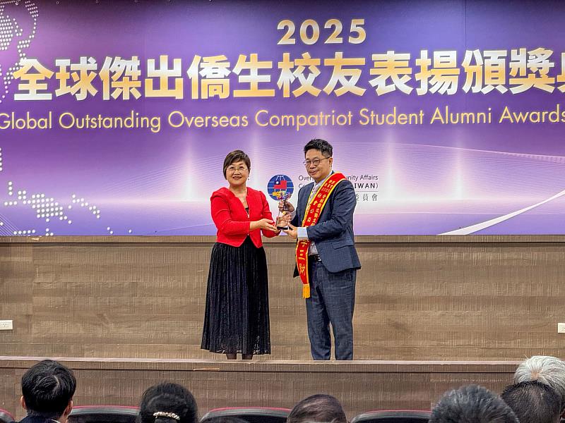 世新大學校友李三財在獲獎致詞時，分享了世新的教育資源對他影響深遠。（世新大學提供）