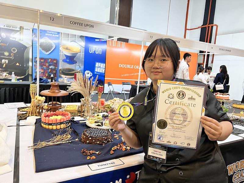 元培餐管系陳卉純同學「 自由式乳酪蛋糕」獲得金牌