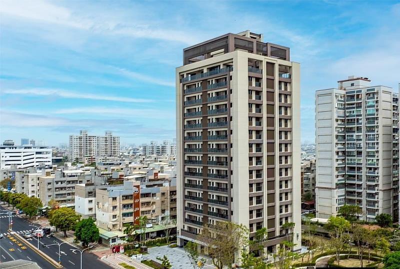 「誠品生活台南」附近住宅主要是國宅，其他類型產品相對少，但南側約300公尺處有一棟剛完工的「森安邦」社區。