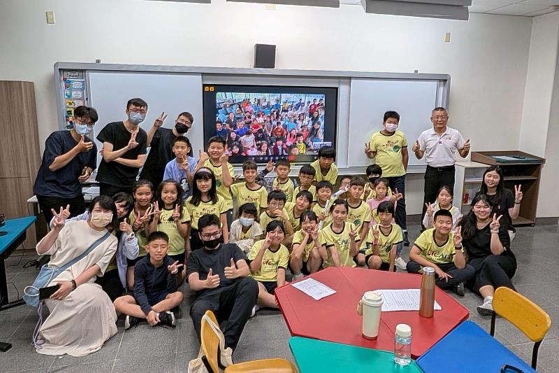 南大英語系協助以Dancing Party環節劃下歡樂句點，讓新南國小與景美國小學生透過舞蹈打破語言隔閡，實現真正的跨國友誼