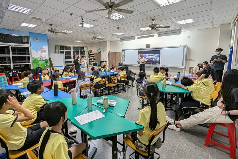 南大英語學系學生協助新南國小學童練習英文自我介紹與提問內容，展現大學與國小攜手推動國際教育的成果
