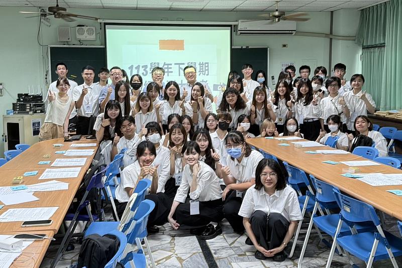 崑山國小陳谷易主任與南大教育系師資生共同完成本次讀經檢測