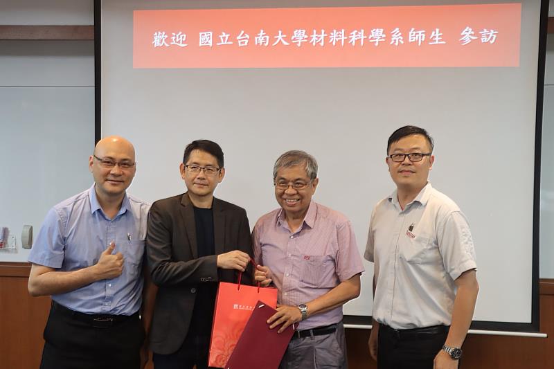 南大材料系特別感謝長興材料提供機會，讓學生掌握產業最新趨勢，也體會所學知識的實際應用