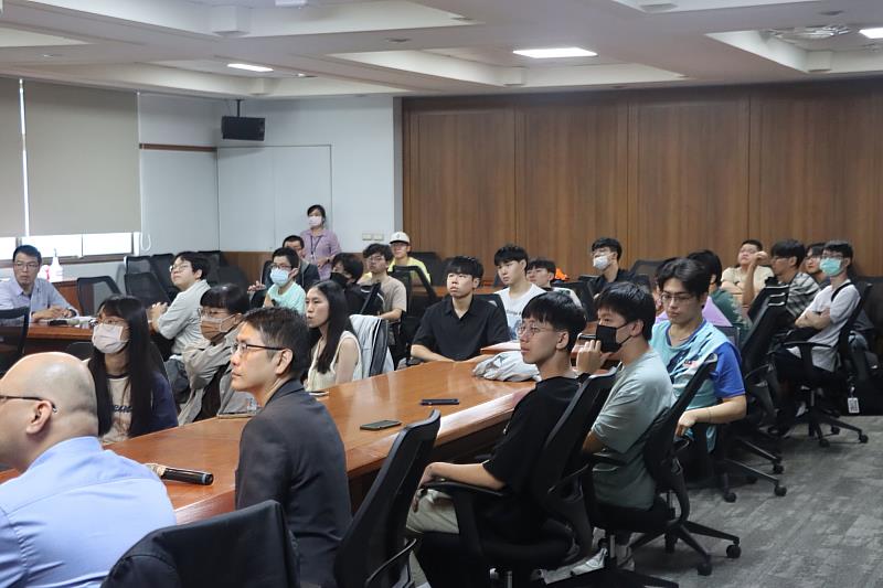 創新育成中心主任邱聖貴指出，參訪活動讓學生走入產業現場，親身感受研發與市場的接軌