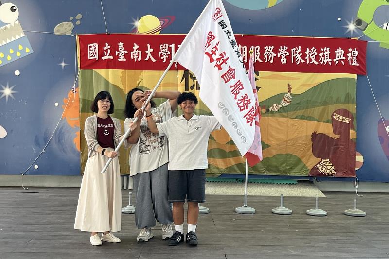 南大各暑期團隊輪番登場，熱情喊出口號並齊唱營歌，展現迎接服務挑戰的活力與決心