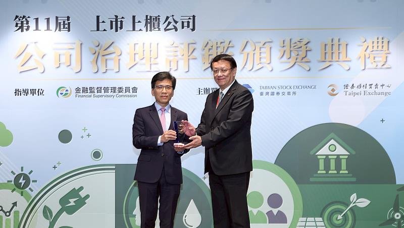 信義房屋（9940）以卓越的永續治理實力，於臺灣證券交易所「第十一屆公司治理評鑑」中，連續11年榮獲上市公司前5%，由信義房屋公共事務部副總經理總林俊安（右）代表領獎。