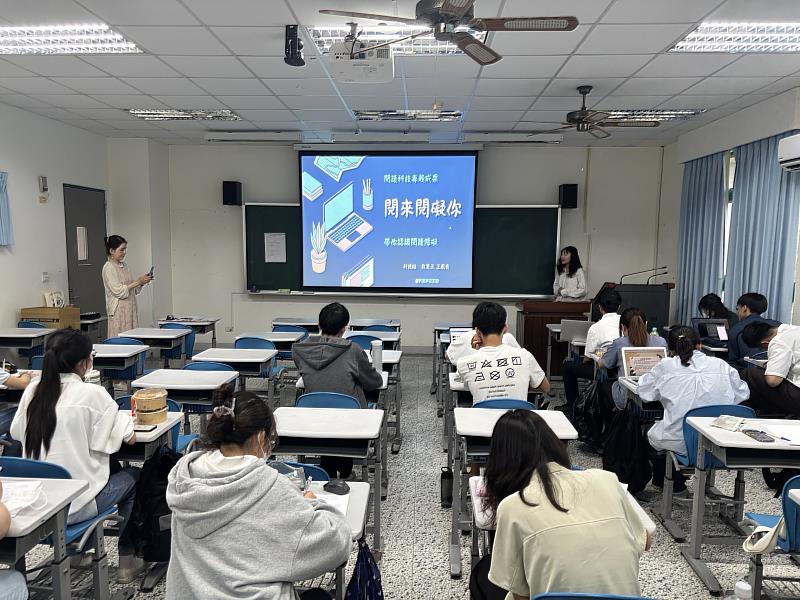 《閱讀科技專題製作成果展》學生發表報告。