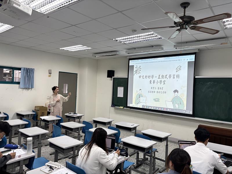 《閱讀科技專題製作成果展》教師進行回饋。