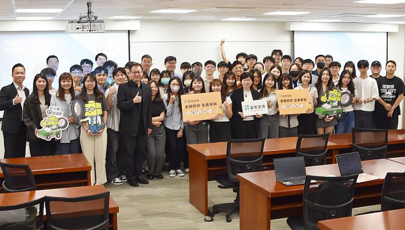 富邦產險攜手政大風保系舉辦產險實務講座,12日由政治大學教授林國彬偕同修課學員至富邦產險參訪,並舉辦「金融防詐宣導-產險業防詐實務」專題講座,由富邦產險法遵長李慧玲介紹常見的金融詐騙,提醒學子提升風險意識。