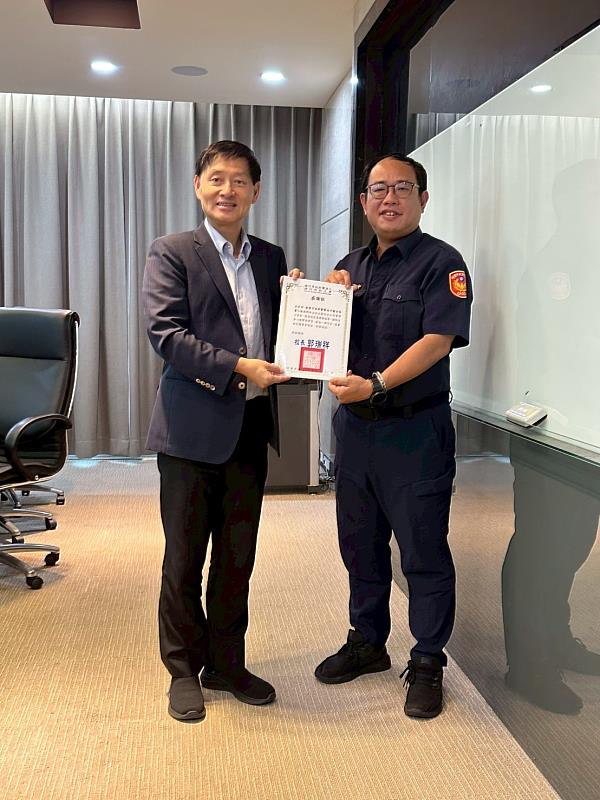 圖二 郭瑞祥校長頒發感謝狀予中壢分局普仁派出所