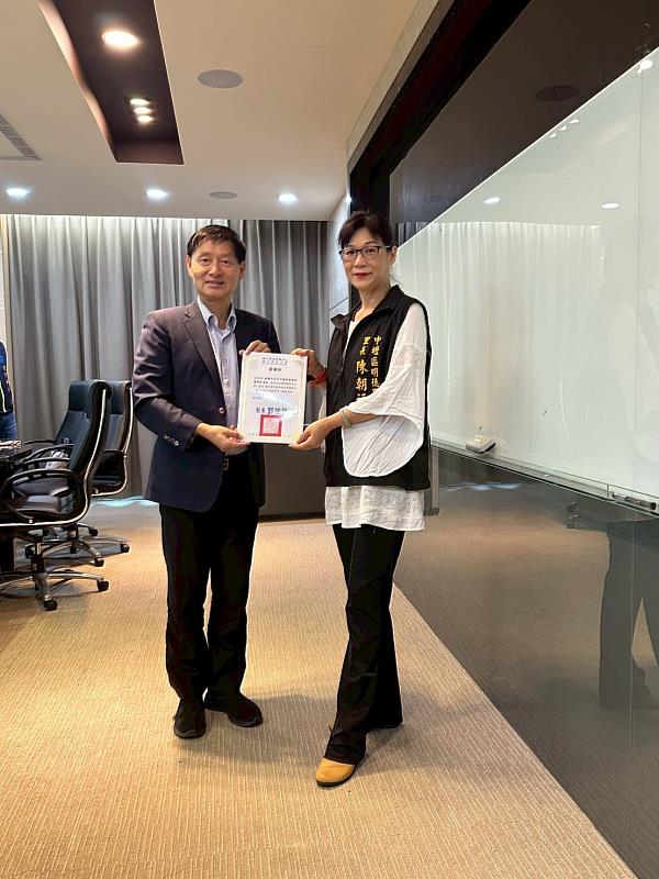 圖四 郭瑞祥校長頒發感謝狀予明德里里長