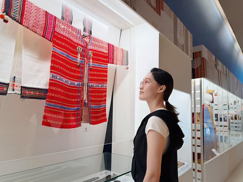 「島嶼織縷-古代南島衣飾特展」展品網羅南島語族傳統服飾及精美織品。