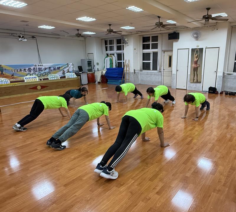 嘉義縣「骨鬆肌少高風險運動營養班」夜間班開課-5