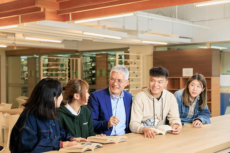 南華大學優質公益，申請分發管道招生亮眼，高俊雄校長關心學生的學習。