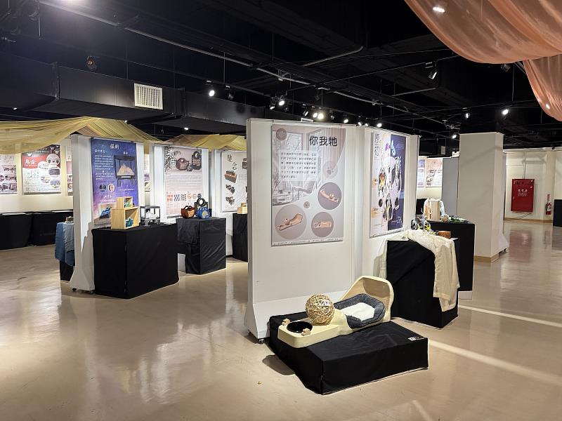 南華大學申請分發管道招生亮眼，產品與室內設計學系滿招。圖為產品與室內設計學系畢業展。